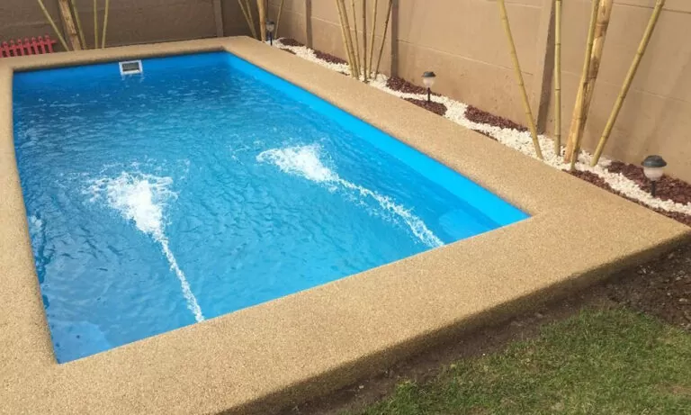 Piscina con borde Fullget continuo, de textura granulada