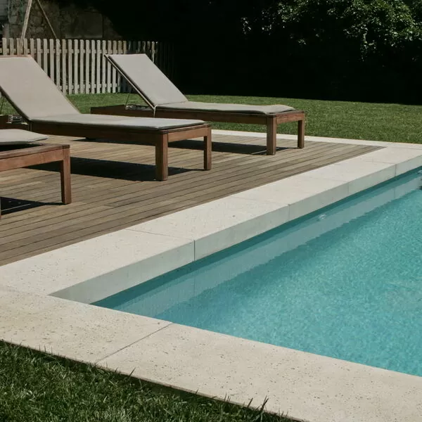 Detalle del borde de pastelones de una piscina