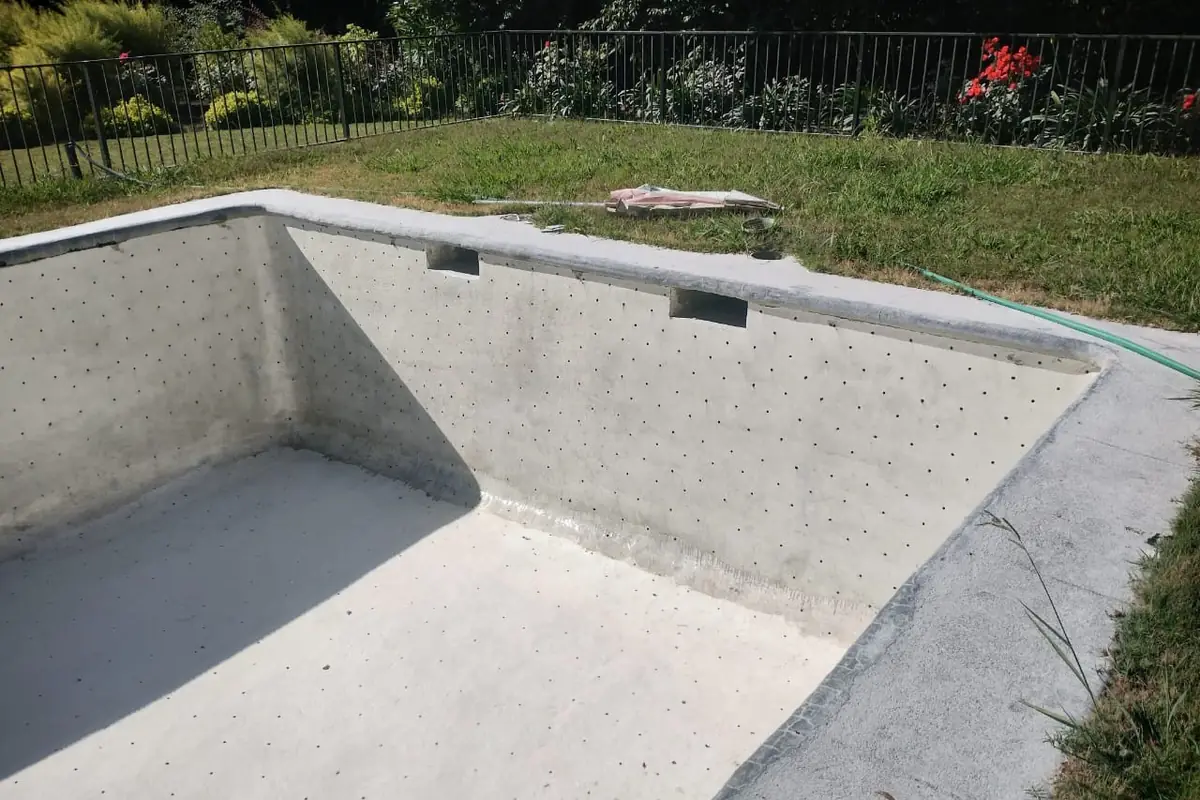 Vaso de la piscina preparado, con la retícula de perforaciones de anclaje visible en los muros