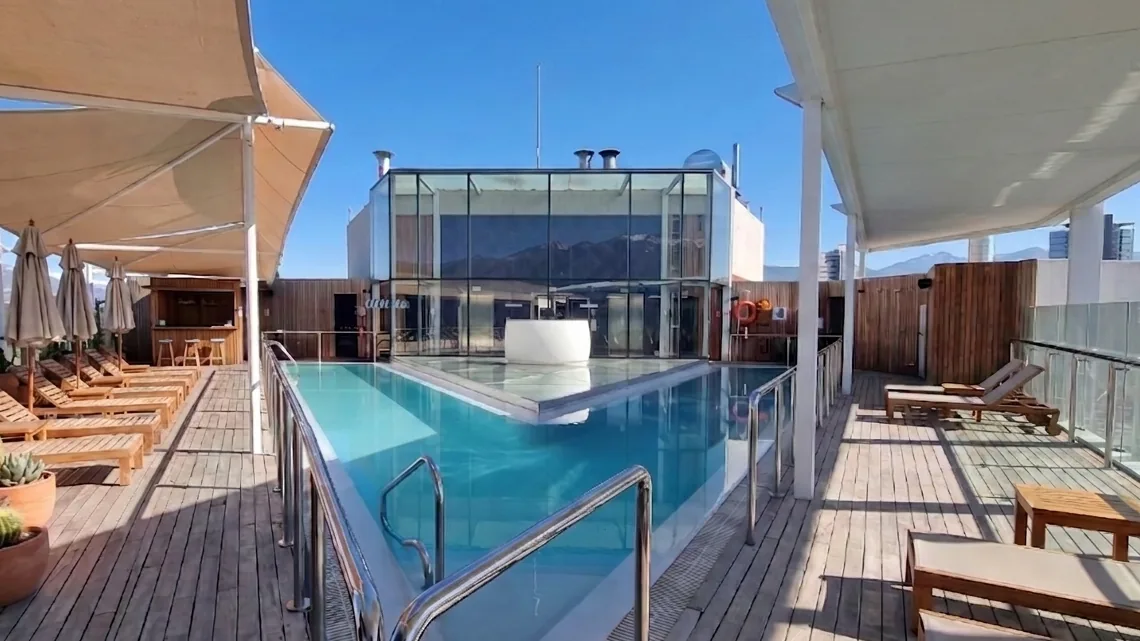 Piscina en la terraza del Hotel Icon, en Las Condes, con la cordillera al fondo