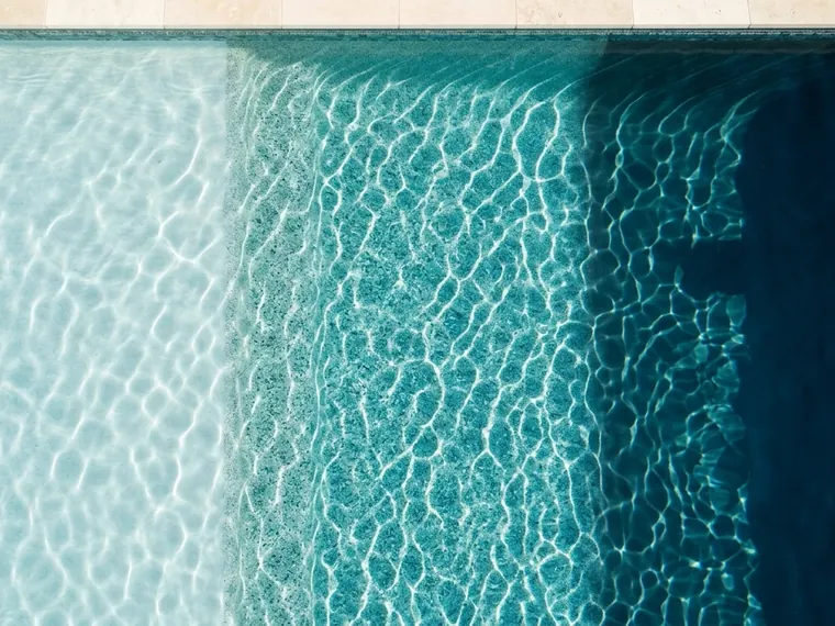 Fondo de piscina con tres revestimientos distintos bajo una misma lámina de agua