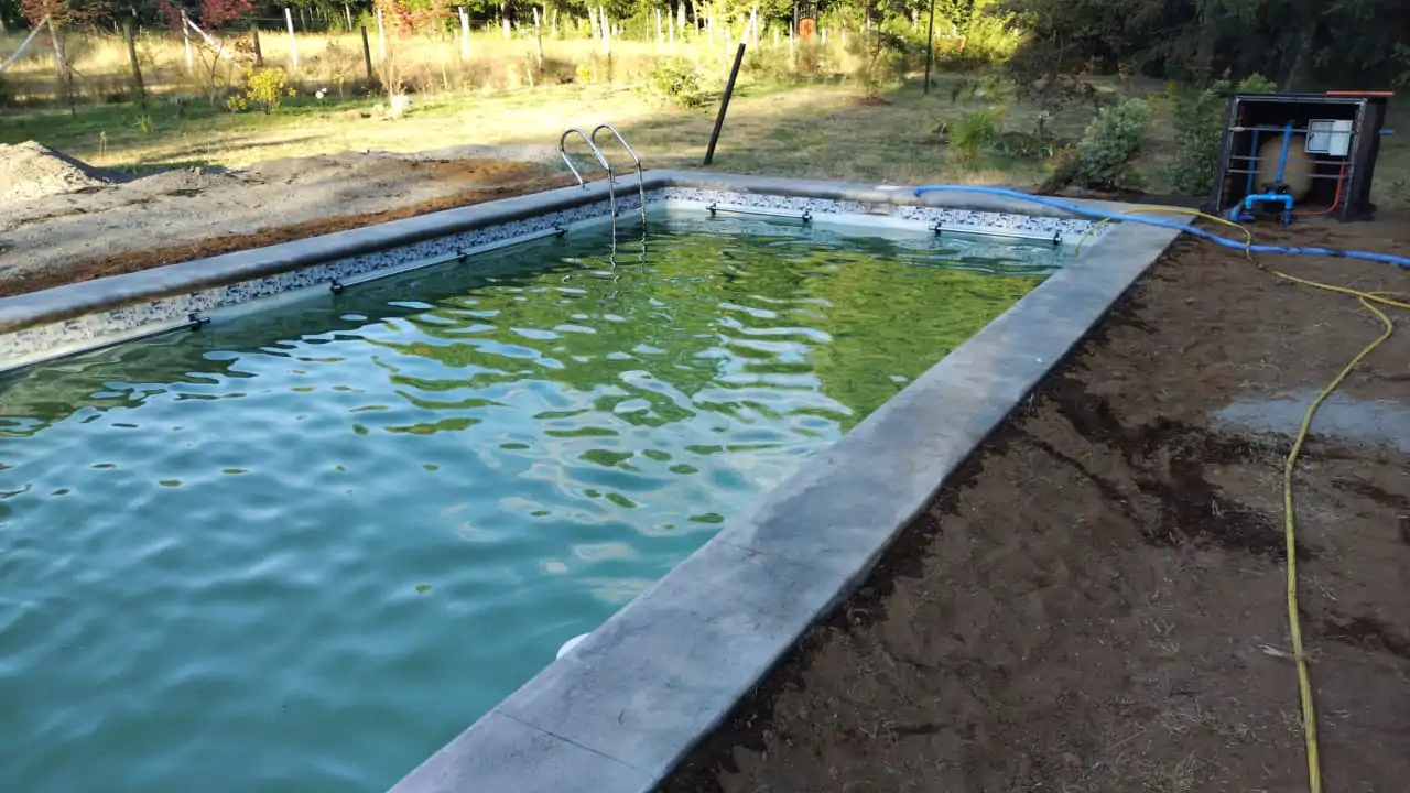 Piscina terminada y llena, lista para usar