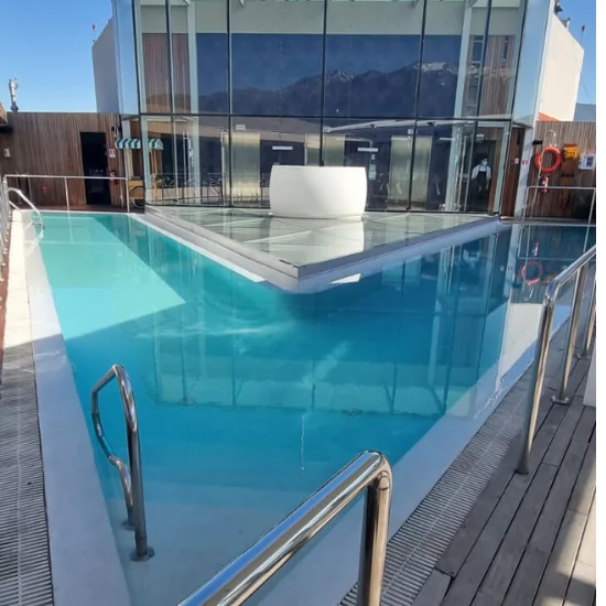 Piscina de terraza del Hotel Icon, Las Condes, con vista a la cordillera