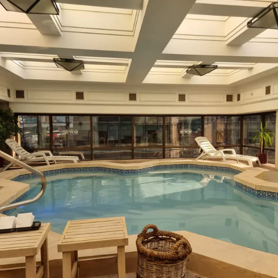 Piscina interior climatizada del Hotel X